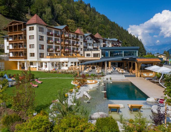 Aussenansicht mit Aussenpool des Sportresorts Alpenblick