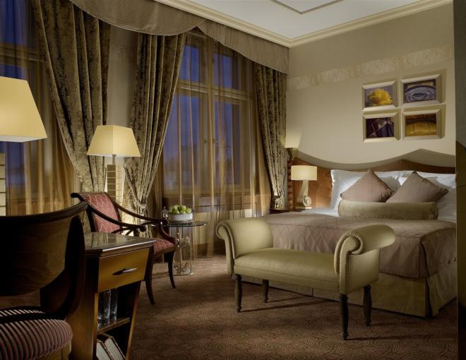 Executive Zimmer mit gediegener Einrichtung im Art Deco Imperial Hotel Prag