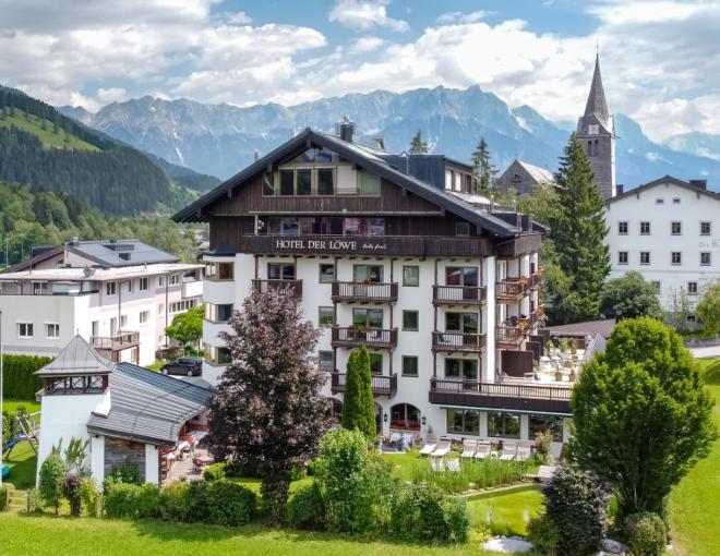 Aussenansicht des Lebe Frei Hotels Der Löwe samt Umgebung