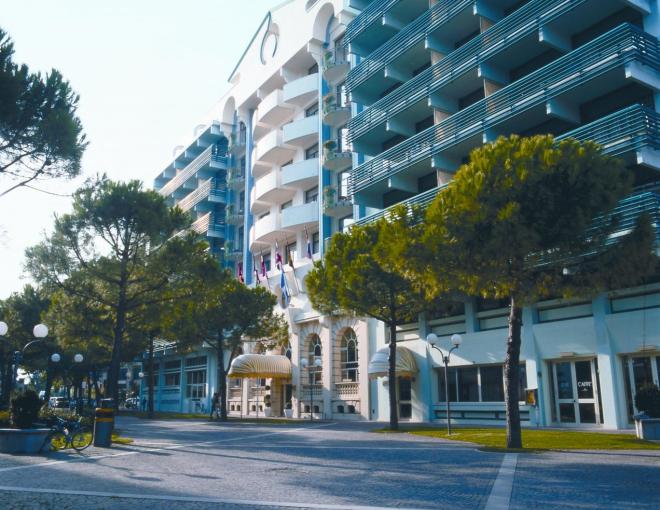 Aussenansicht des großen Gebäudes des Grand Hotels Astoria