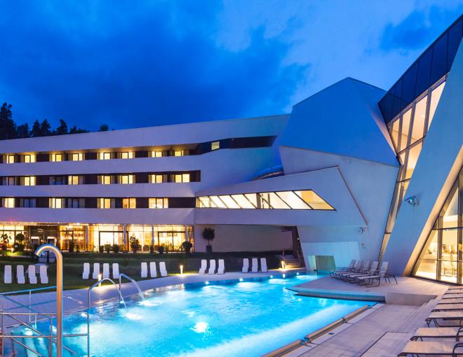 Aussenansicht des Thermenhotels Karawankenhof mit Aussenpool