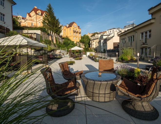 Terrasse mit Blick in die Stadt vom Luxury Wellness und Spa Hotel Prezident aus