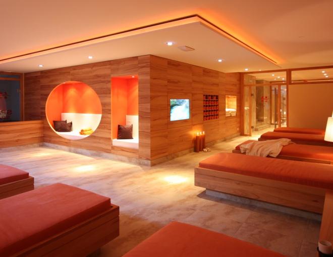 Saunabereich mit Entspannungsliegen im Wellnessbereich des im Impuls Hotels Tirol