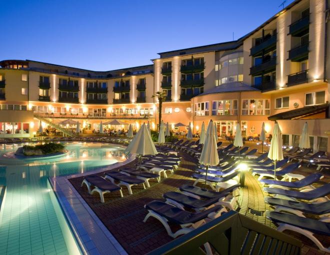 Aussenansicht in Abendstimmung des Lotus Therme Hotel und Spa