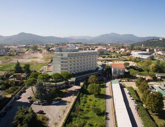 Luftbild über das Hotel Terme Abano Verdi und seine Umgebung