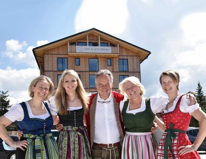 Die Familie Hinteregger und MitarbeiterInnen des Hotels Das KATSCHBERG