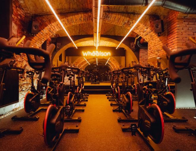 Der Trainingsraum mit den Cycling Bikes bei Wheelson