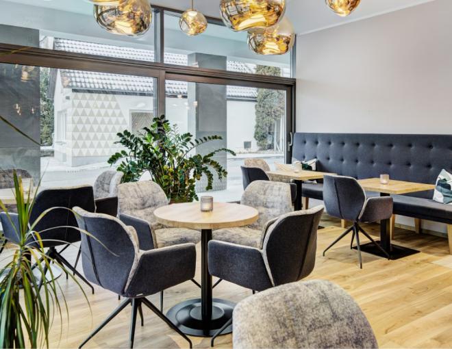 Loungebereich mit Sitzgelegeheiten in modernem Stil im Koenigswieserhof