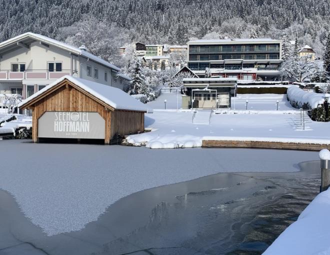 Das Seehotel Hoffmann und der Ossiacher See im Winter