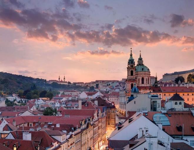 Blick auf Prag in Abendstimmung vom Almanac X Alcron Prague