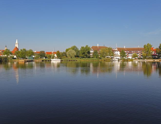 Blick über den Neusiedlersee zum Seehotel Rust