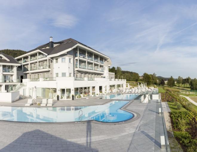 Aussenansicht mit Aussenpool im AIGO Familien und Sport Resort
