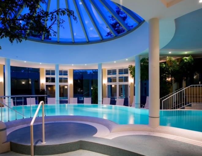 Poollandschaft in Abendstimmung im Wellnesshotel Allmer