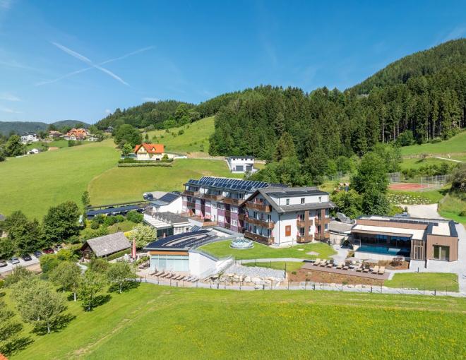 Aussenansicht des Hotels und der Umgebung des Vital Hotels Styria