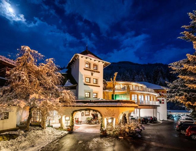 Ansicht des Hotels GUT Trattlerhof und Chalets in Abendstimmung