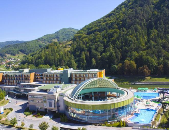 Blick über das Hotel mit Therme, Aussenpools und Rutschen im Thermana Park Lasko