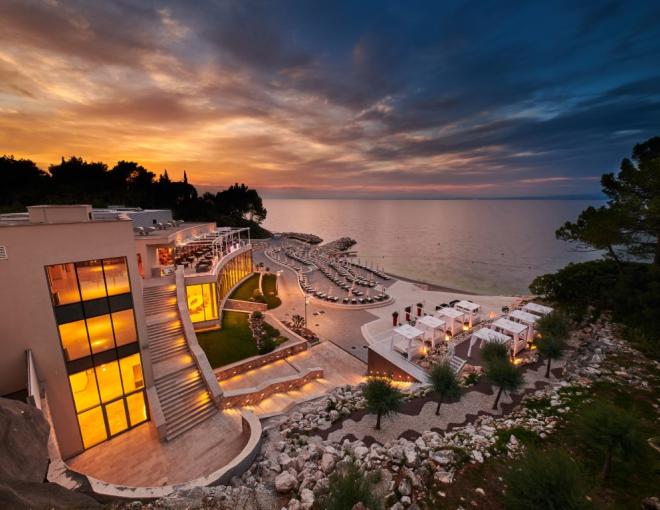 Blick auf das Kempinski Hotel Adriatic mit Meer bei Abendstimmung