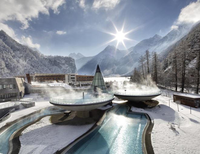 Blick über die gesamte Anlage des AQUA DOME - Tirol Therme Längenfeld