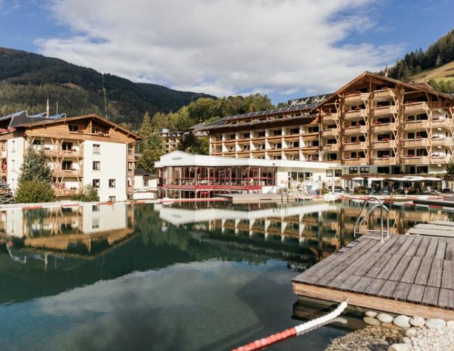 Blick auf den Aussenbereich des Thermenhotels Pulverer