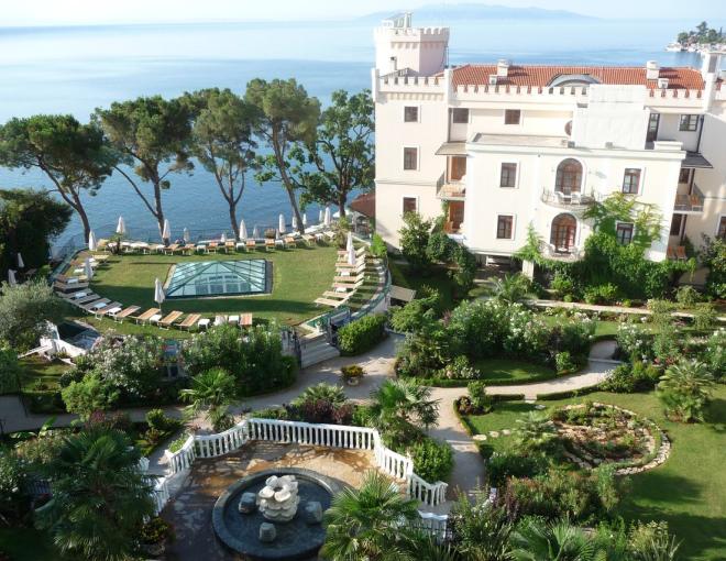 Aussenansicht des Hotels Miramar mit beeindruckender Architektur
