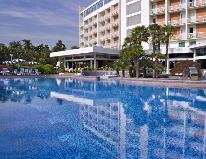Aussenansicht des Grand Hotels Terme und Spa sowie des Aussenpools