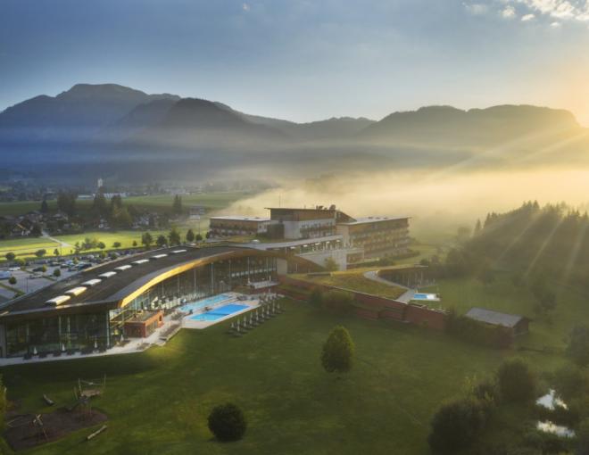Stimmungsfoto Grimming Therme mit Bergkulisse im Hintergrund