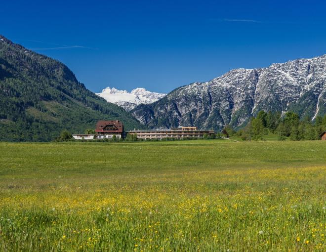 Blick auf das Hotel Die Wasnerin und die umgebenden Berge