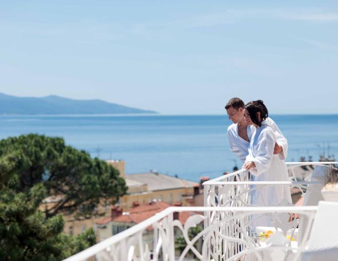 Ein Paar im Bademantel auf dem Balkon des Hotels Bristol Opatija